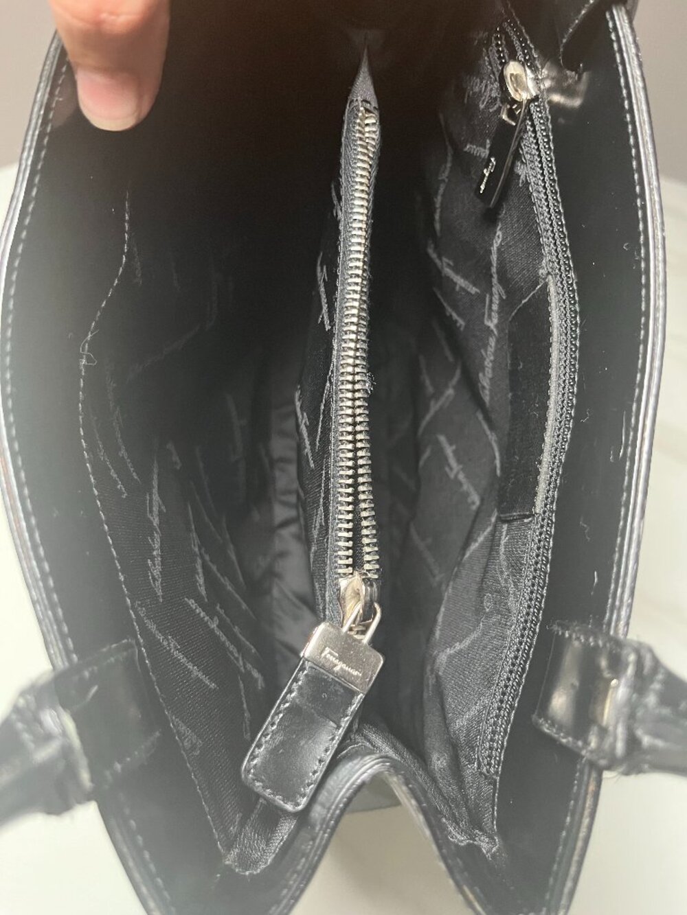 Ferragamo Gancini Embossed Black Leather Shoulder Bag AU-21 1796 - Picture 15 of 16